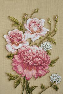Картина гобелен "Бутоны розы и пион" в двойной багетной раме. Размер гобелена 35х50 см.