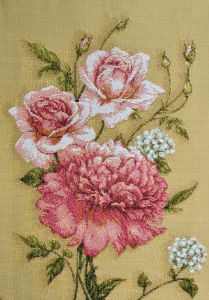 Картина гобелен "Бутоны розы и пион" в одинарной багетной раме. Размер гобелена 18х25 см.
