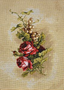 Картина гобелен "Бутоньерка (красные розы)" в одинарной багетной раме. Размер гобелена 17х25 см.