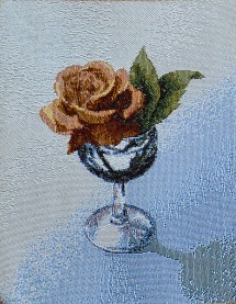 Картина гобелен "Роза в бокале" в одинарной багетной раме. Размер гобелена 17х24 см.