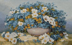 Картина гобелен "Роскошный голубой букет" в одинарной багетной раме. Размер гобелена 27х18 см.