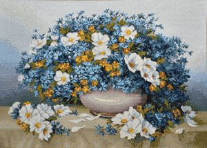 Картина гобелен "Роскошный голубой букет" в одинарной багетной раме. Размер гобелена 50х35 см.