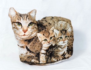 Гобеленовая подушка "Мурка с котятами". Размер 50х40 см.